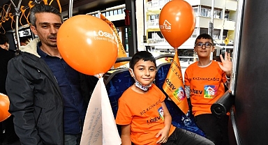 Lösemili çocuklar için renkli otobüs turu