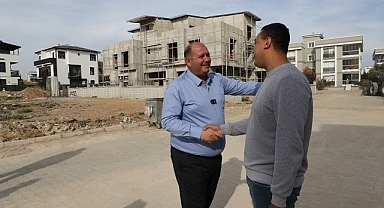 Menderes Belediye Başkanı İlkay Çiçek, hizmetleri yerinde takip ediyor. 