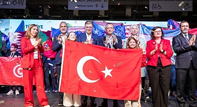 Özgür Özel dünya çocuklarına Atatürk'ün sözleriyle seslendi: Yurtta barış, dünyada barış!