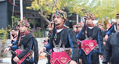 Seferihisar’da zeytinin hasat zamanını kutlamak için Orhanlı Köyü’nde festival düzenlendi. 
