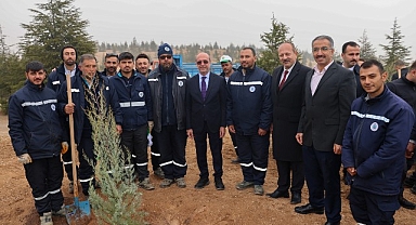 Selçuklu Belediye Başkanı Ahmet Pekyatırmacı, 11 Kasım Milli Ağaçlandırma Günü dolayısıyla düzenlenen fidan dikim etkinliğine katıldı.