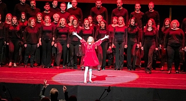 “Sensin Atatürk” ayakta alkışlandı