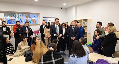 TBB ve İBB Başkanı Ekrem İmamoğlu, Eyüpsultan’daki Yuvamız İstanbul Çocuk Etkinlik Merkezi’nde miniklerle sohbet etti, velilerle dertleşti.