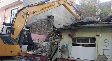 Tehlike saçan metruk bina yıkıldı