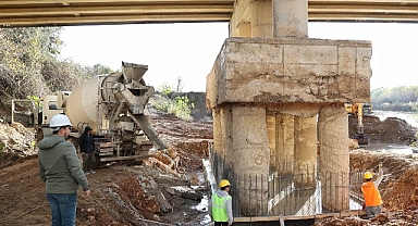 Antalya Büyükşehir Aksu Çayı köprüsünün ayağını güçlendiriyor