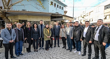 Başkan Tugay, Kınık’ta üreticilere fidan dağıttı “Çiftçimizin yanında olacağız”