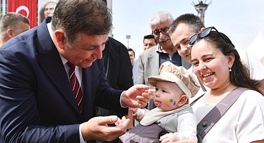 Başkan Tugay vadetti, uyguladı, yüzler güldü İzmirli kadınların “Anne Kart” mutluluğu