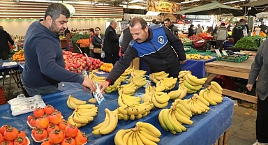 Bayraklı zabıtasından pazar yeri denetimi