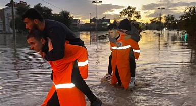 Büyükşehir ekipleri Manavgat'ta vatandaşın yanında