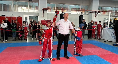 Canikli Sporculardan Gövde Gösterisi