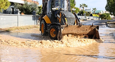 Çeşme Belediye ekipleri yoğun yağışa karşı sahada
