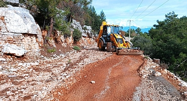 Finike'de taş ve mıcırla kaplanan yol temizlendi