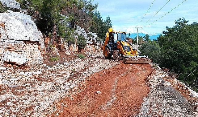 Finike'de taş ve mıcırla kaplanan yol temizlendi