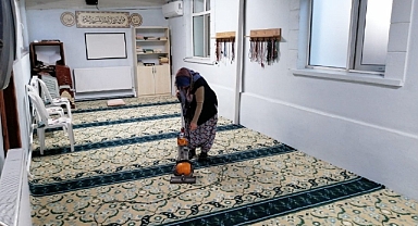 Geyve’de cami temizliği devam ediyor