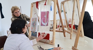 Kadınlar Kök Boya Tekniği Kullanarak Halı ve Kilim Dokuyor