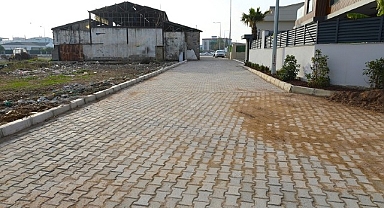 Menderes Belediyesi, Cüneytbey Mahallesi’nde yolları kilit parke ile yeniledi.
