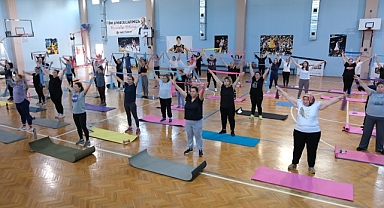 Menemenli kadınlar, ücretsiz pilates kursunda buluştu