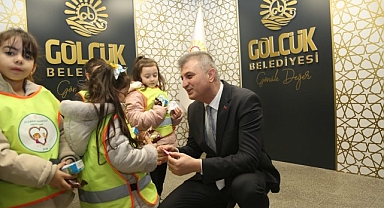 Minik Öğrencilerden Başkan Sezer'e Sürpriz Hediye
