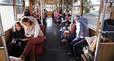 Nostalji tramvayında kitap okudular
