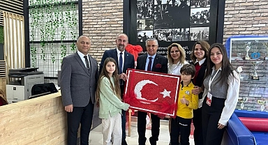 Öğrencilerden Başkan Topaloğlu’na Türk bayrağı