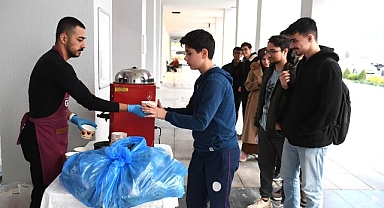 Osmangazi Belediyesi’nden ders çalışan öğrencilere ücretsiz çorba ikramı