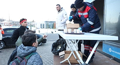 Sıcak Süt ve Poğaça İkramı Vatandaşlarımızın İçini Isıttı