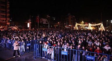 Antalyalılar yeni yıl coşkusunu Cumhuriyet Meydanı'nda yaşadı