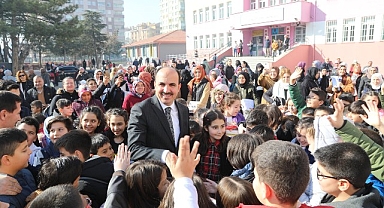 Başkan Altay Karne Alan Öğrencileri Tebrik Etti