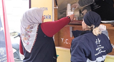 Başkan Çerçioğlu vatandaşlara ve pazarcı esnafına sıcak çorba ikramına devam ediyor