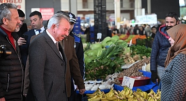 Başkan Mazlum Nurlu Çarşamba Pazarında Vatandaşlarla Buluştu