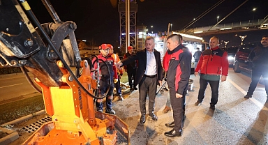 Büyükşehir'de yeni yıl gecesi de yol bakım hizmeti devam etti