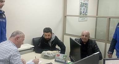 Büyükşehir zabıtasından örnek davranış; Vatandaşın düşürdüğü parayı zabıta buldu