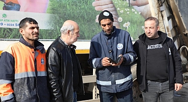 Çöpte bulduğu parayı sahibine teslim etti