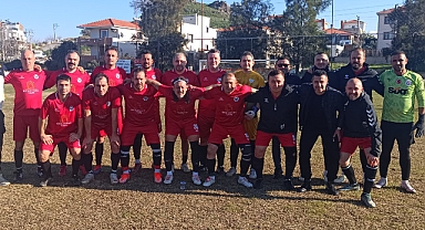 Foça Belediye Masterler, Aliağa Akıncılar Gücü Masterler'i 4-2 Mağlup Etti