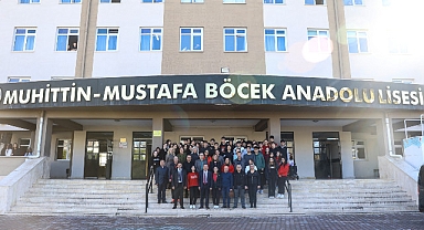 Gençliğinde çift sürdüğü bahçede öğrencilileriyle buluştu