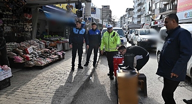 Karabağlar Belediyesi’nden kaldırım ve yol işgallerine karşı ikili denetim