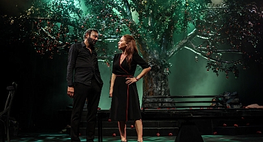 Kerem Alışık ve Evrim Alasya 2200 Kişiye Oynadı!