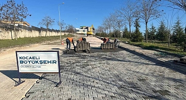 Kilitli parke taşları kilim dokur gibi işleniyor
