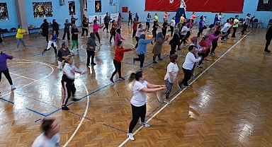 Menemenli kadınlar ücretsiz zumba kursunda buluşuyor