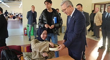 Rektör Prof. Dr. Budak, final sınavlarına hazırlanan öğrencilerle bir araya geldi