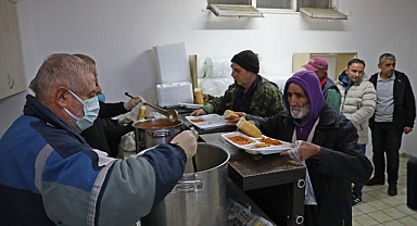 Sokakta kalan evsizleri Büyükşehir kucakladı