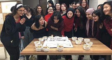 Sosyal Tesislerde kalan gençler yılbaşı gecesi yalnız bırakılmadı