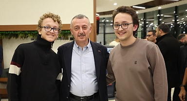 Yeni yıla kütüphanede giren öğrencilere Başkan Büyükakın'dan sürpriz