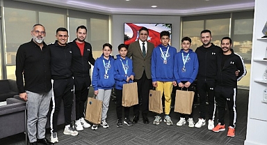 Aliağa’nın Şampiyon Gençlerinden Başkan Serkan Acar’a Ziyaret