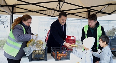Başkan Kırgöz’den öğrencilere taze meyve ikramı