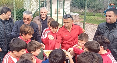 Başkan Topaloğlu’ndan geleceğin futbolcularına baklava jesti