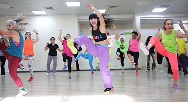 Bayraklı’da kadınlar zumbayı çok sevdi 