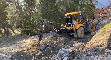 Büyükşehir heyelan yaşanan yollarda duvar örüyor