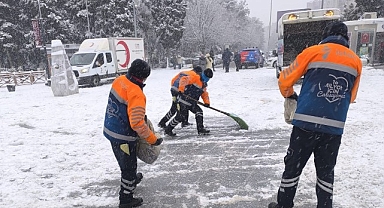 İstanbul’un Ana Arterlerde Kar Küreme ve Tuzlama Çalışmaları Sürüyor