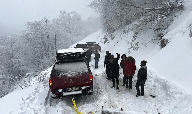 Karda mahsur kalanları Büyükşehir kurtardı